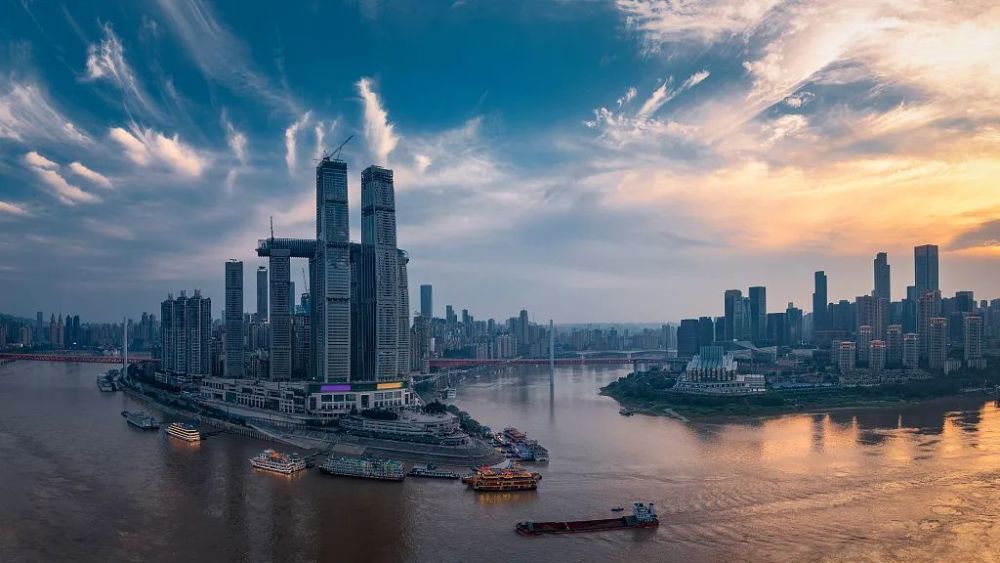 长江勾勒着重庆最灵动的轮廓光 图据视觉中国
