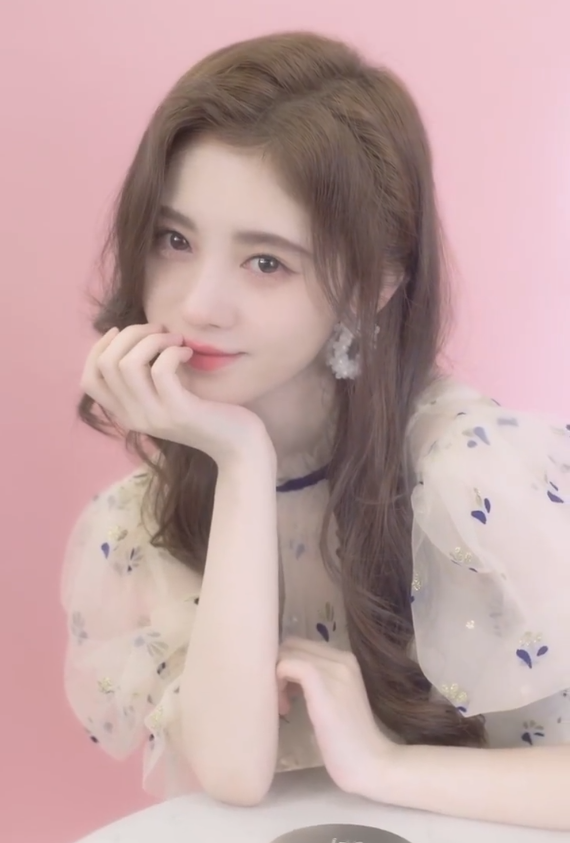 都说鞠婧祎是"人造美女",当镜头放大10倍怼脸拍,五官
