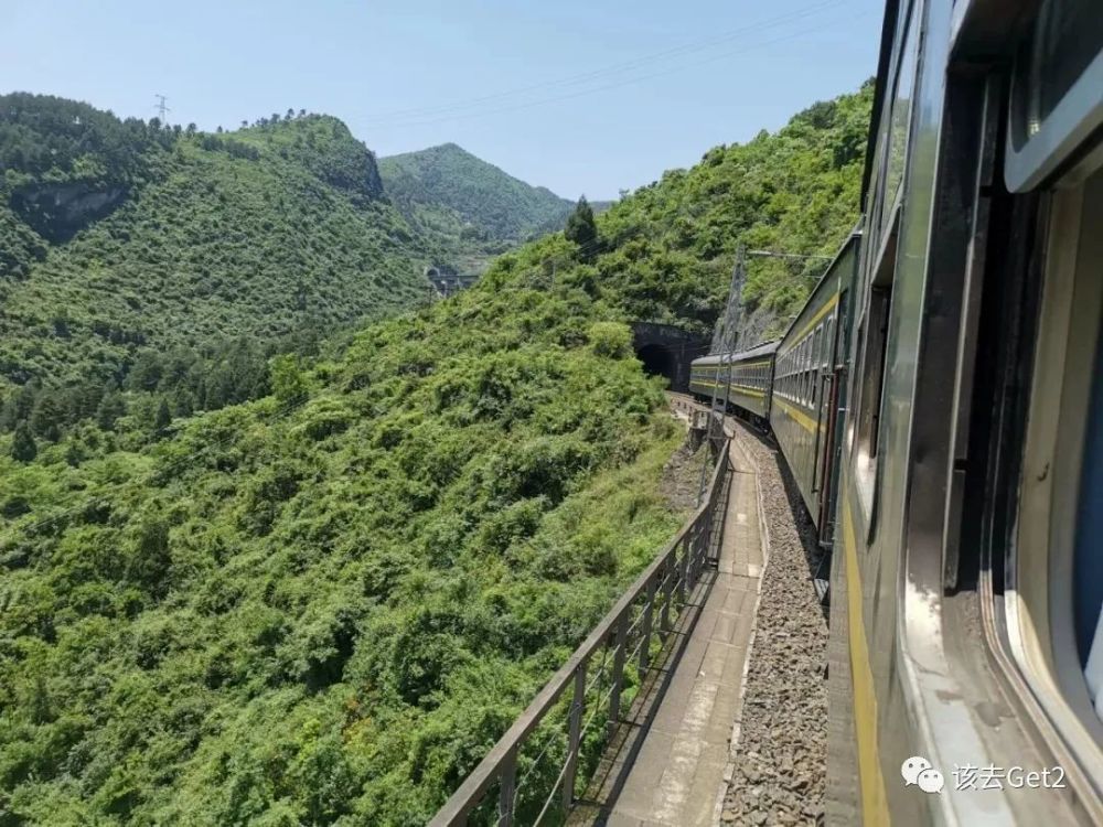 中国一趟绿皮火车,票价25年不涨,最低只要2元,风景绝美∣该去·游