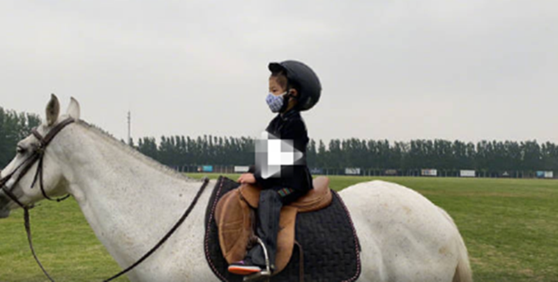 章子怡生二胎后不忘宠女儿带她骑马,醒醒自信从容还俏皮怼妈妈,萌翻