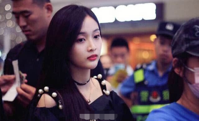 吴宣仪的腿有多瘦?看清她蹲下时的照片,大腿和巴掌一样宽!