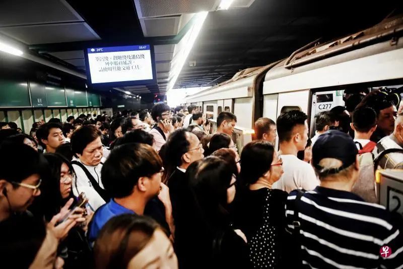 香港地铁通勤图鉴,真实的香港上班族众生相