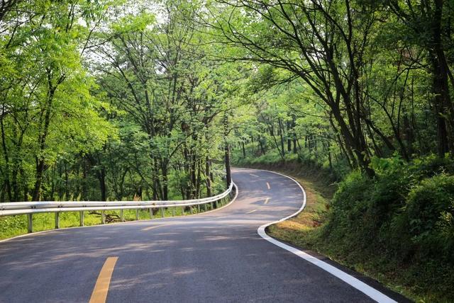 在"江宁小川藏线"穿行,朝发佘村,借青龙山上的山风收割下一幅古风