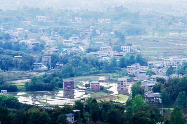 伏龙,位于岳池县境南,东临华蓥市庆华镇,南接合川市香龙,西邻赛龙镇