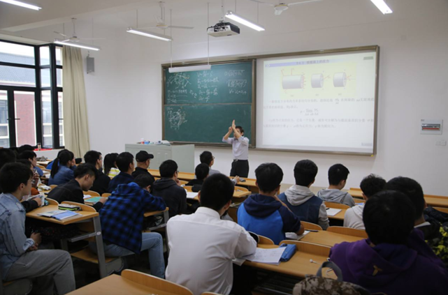 大学生上课
