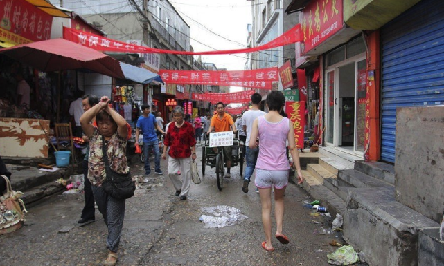 杨家村人口多,娱乐场所也多,每天晚上不论几点,村口都会有出租车排队