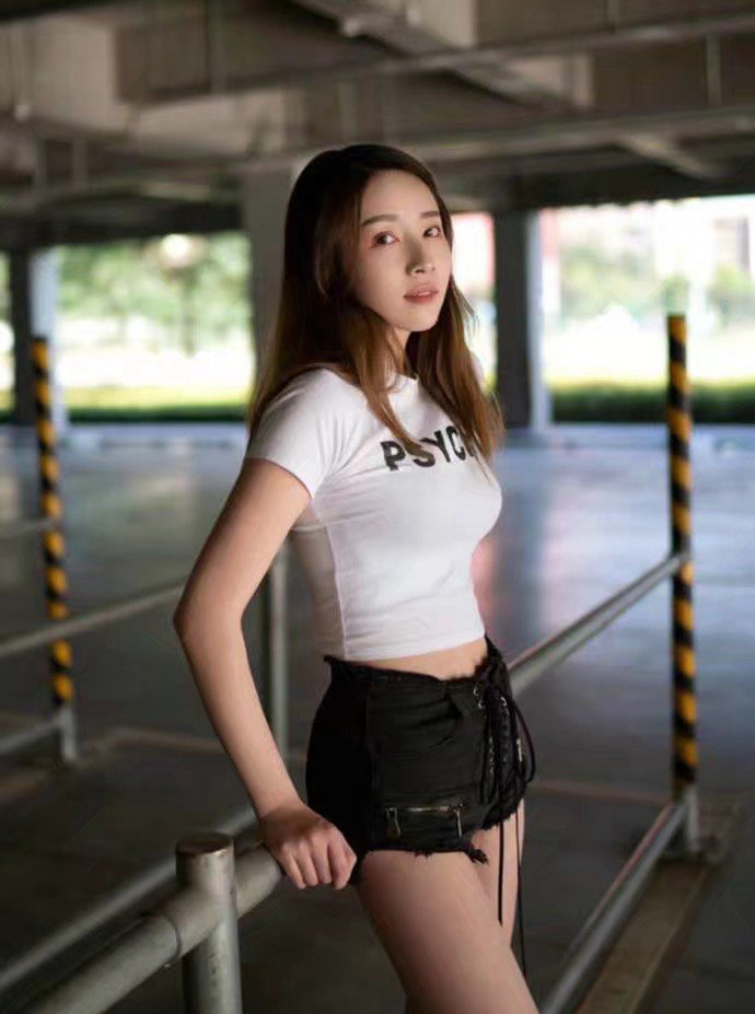 妹子长发微卷着披泻下来，显得有些慵倦和叛逆