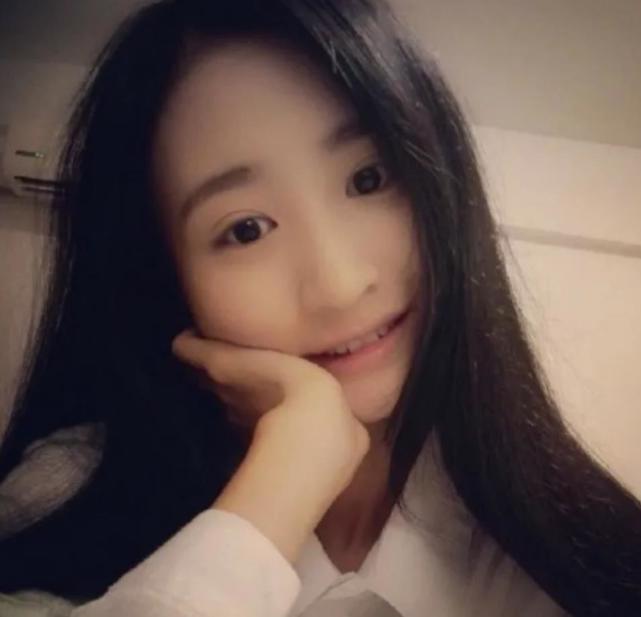 难怪任嘉伦娶了聂欢当妻子,看到她穿着吊带的美照,才知啥叫惊艳