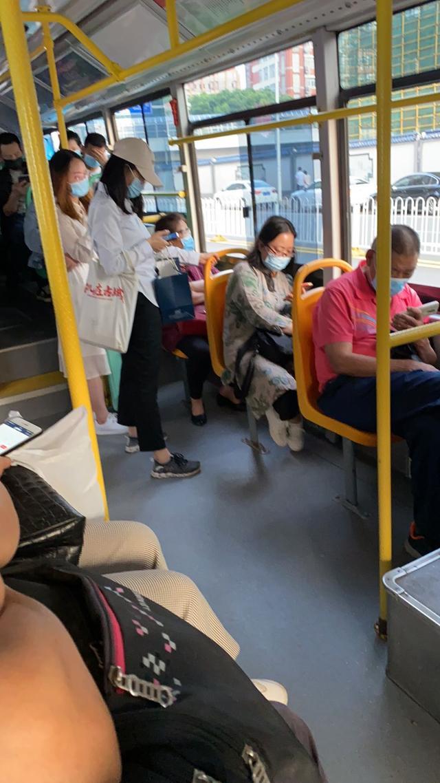 在武汉,还有人敢坐公交车吗?