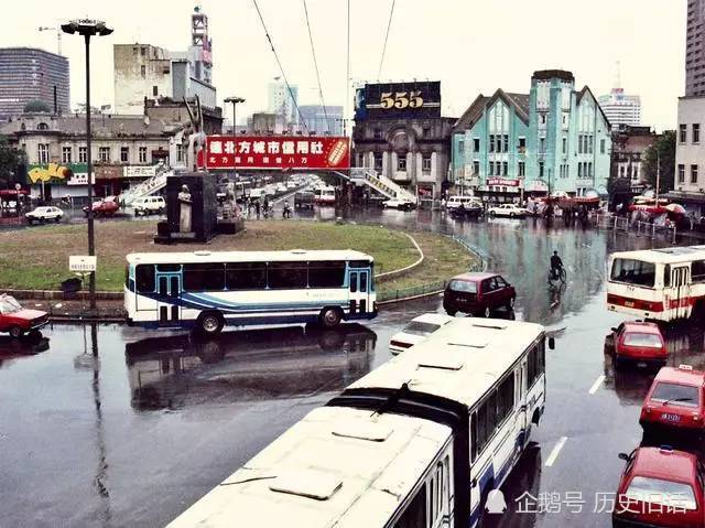 九十年代大连的老照片,图一为大连友好广场与大连有轨电车1010号