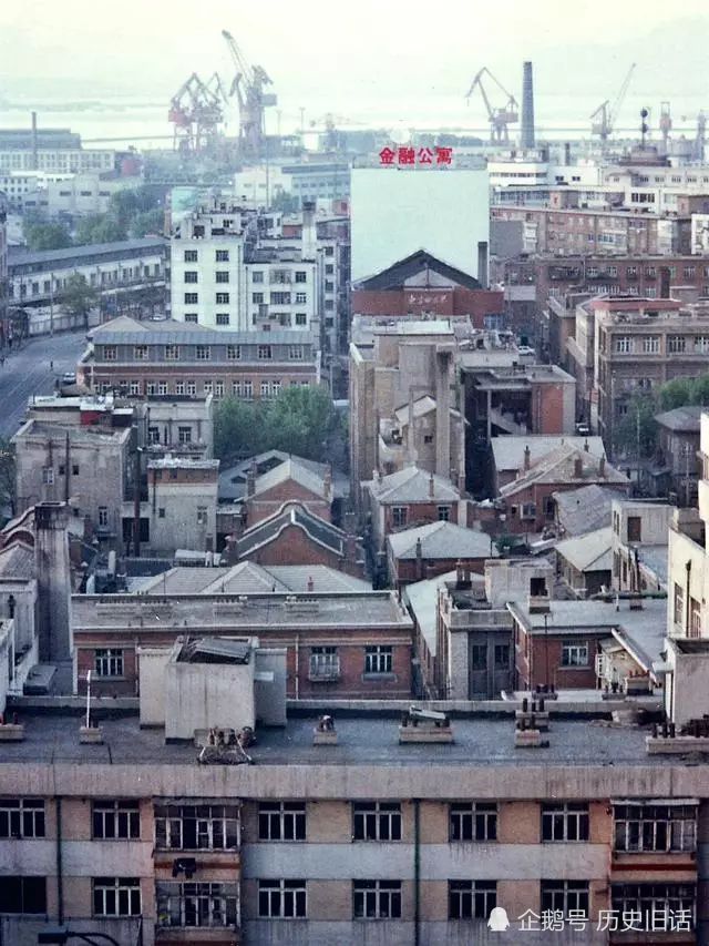 九十年代大连的老照片,图一为大连友好广场与大连有轨