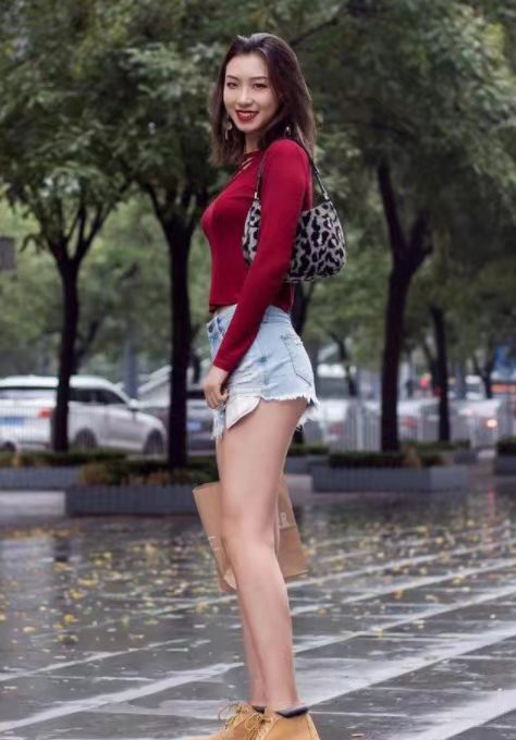 妹子长发微卷着披泻下来，显得有些慵倦和叛逆