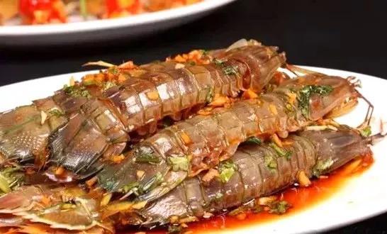 腌虾姑,就是腌皮皮虾,每一块虾肉都是酥脆可口.
