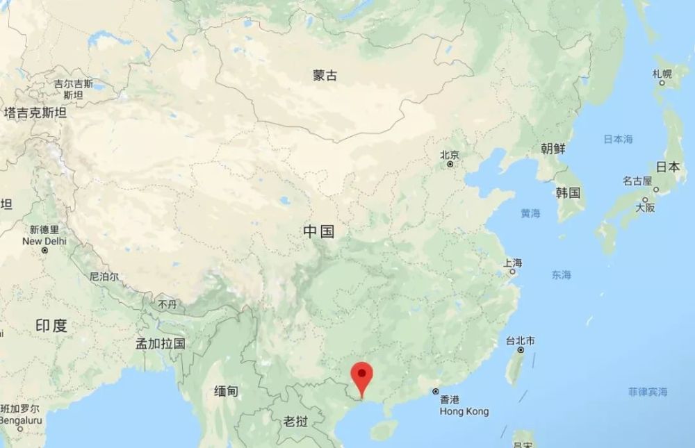 东兴口岸,我国唯一与越南海陆相连的口岸,陆路隔着一条北仑河,河的