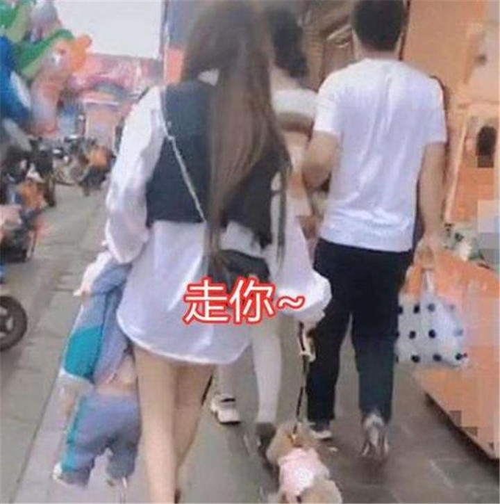 "最豪迈小姨"带娃走红,单手提溜外甥不喘气,网友:还缺姨父嘛?