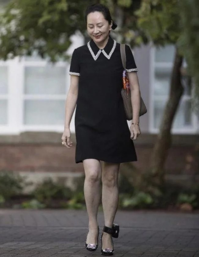 华为老总大女儿霸气侧漏,戴脚镣出门不卑不亢,小26岁