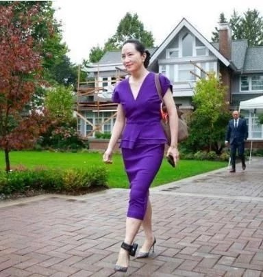 华为老总大女儿霸气侧漏,戴脚镣出门不卑不亢,小26岁