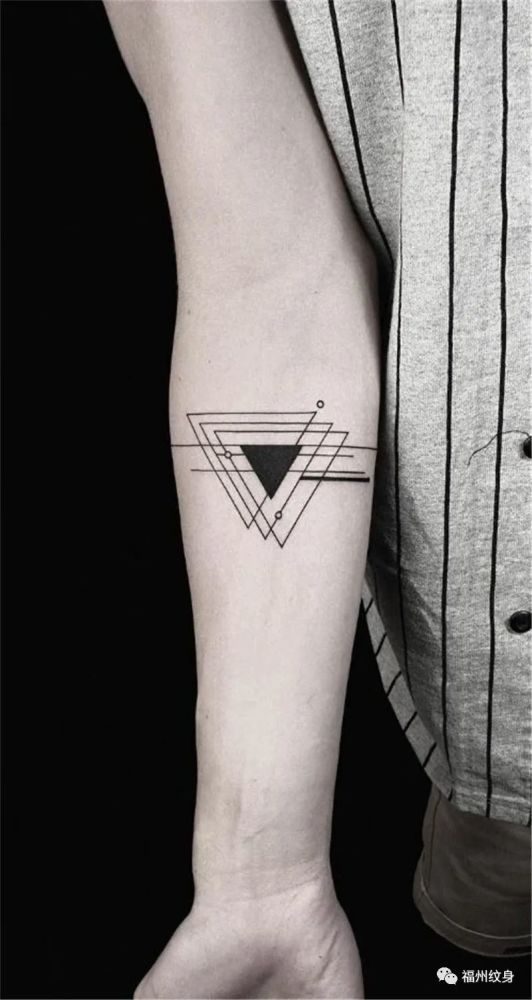 以三角形为主题的纹身图案