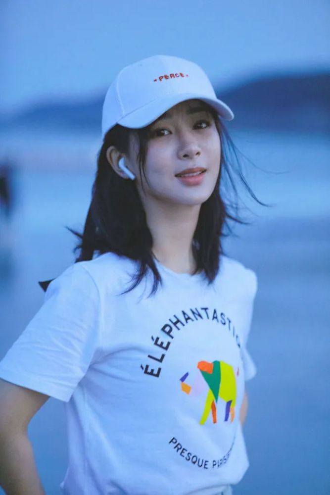 杨紫这是瘦太多还是修图太过？小圆脸成了锥子脸，精致成熟多了