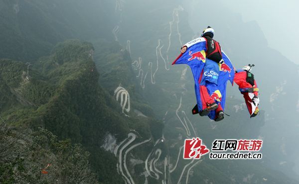 张家界失联女翼装侠仍在搜救中 这项极限运动需要超人的勇气