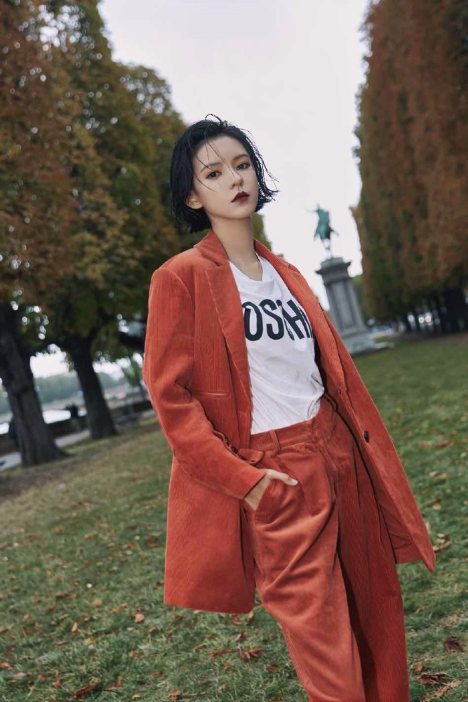 张予曦长着一张"小说女主脸",穿橙色西装复古高级,越看越精致