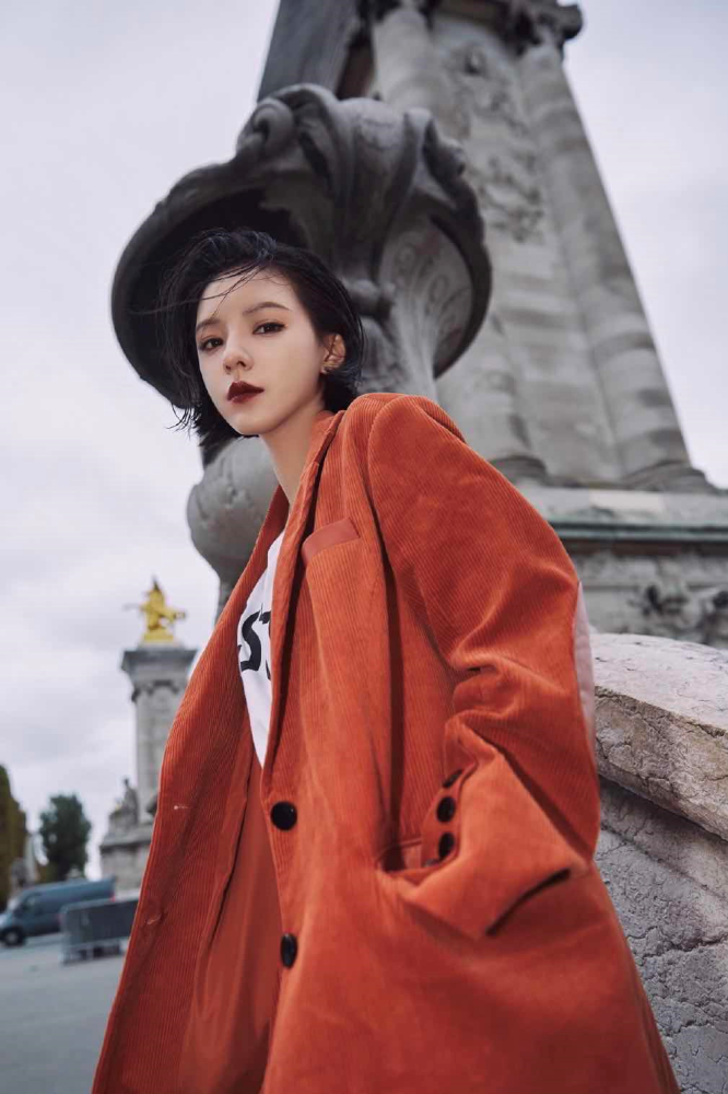 张予曦长着一张"小说女主脸",穿橙色西装复古高级,越看越精致