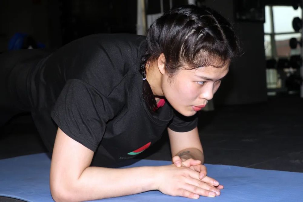 钟山"花木兰"董华香武林笼中对再掀mma风暴