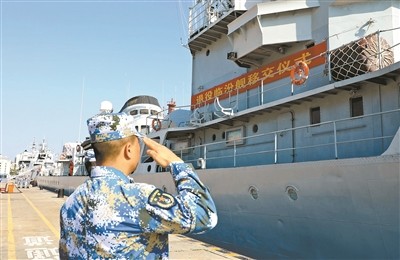 给退役移交的临汾舰解完最后一根起航缆绳，官兵眼圈红了