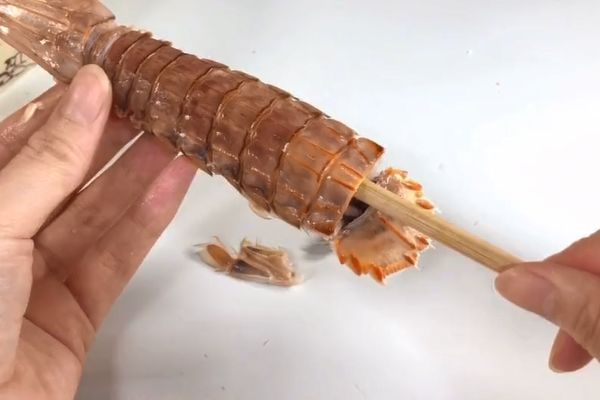 原来皮皮虾剥皮这么简单,一根筷子一撕就去壳,再也不怕扎嘴了!
