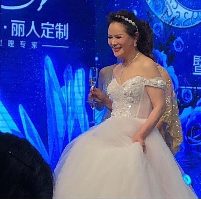 孙俪的妈妈才是会保养，都当姥姥的人了，却穿的比小姑娘潮