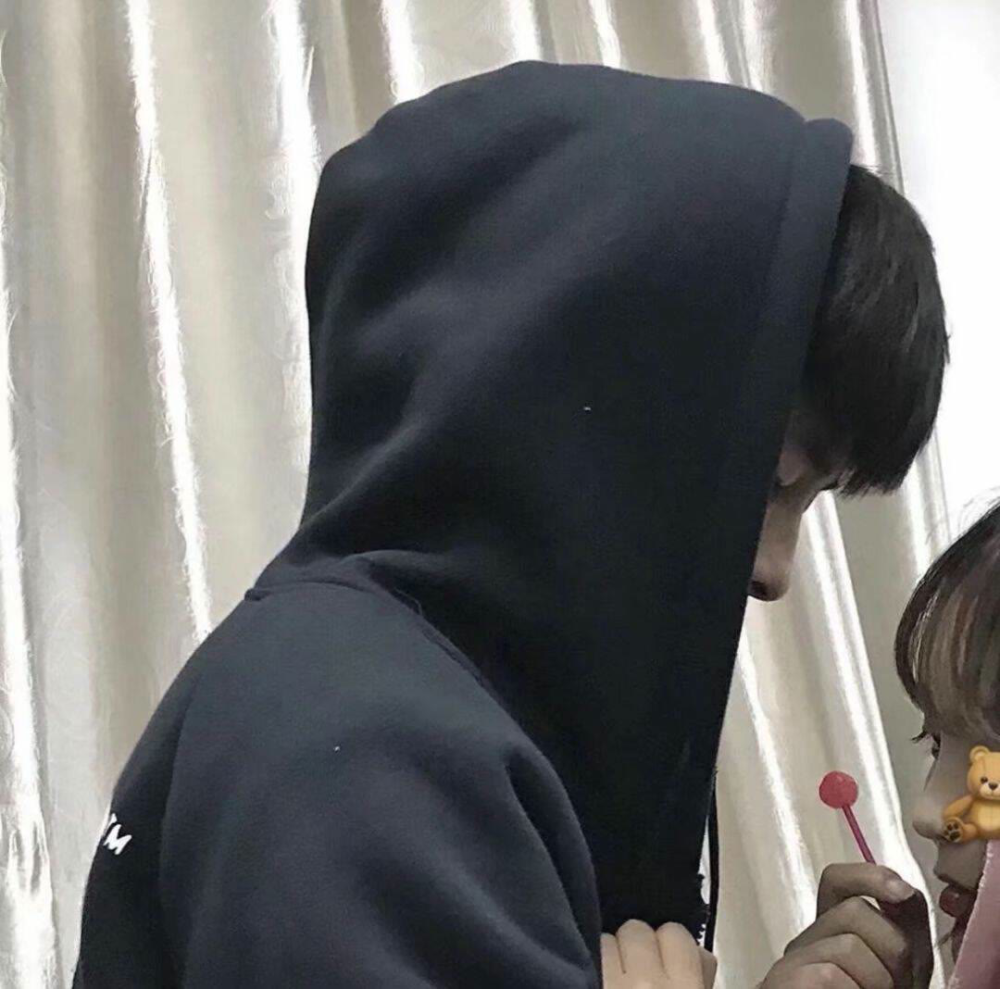 甜甜的情侣头像:你的脖子好可爱,上面顶个猪脑袋!