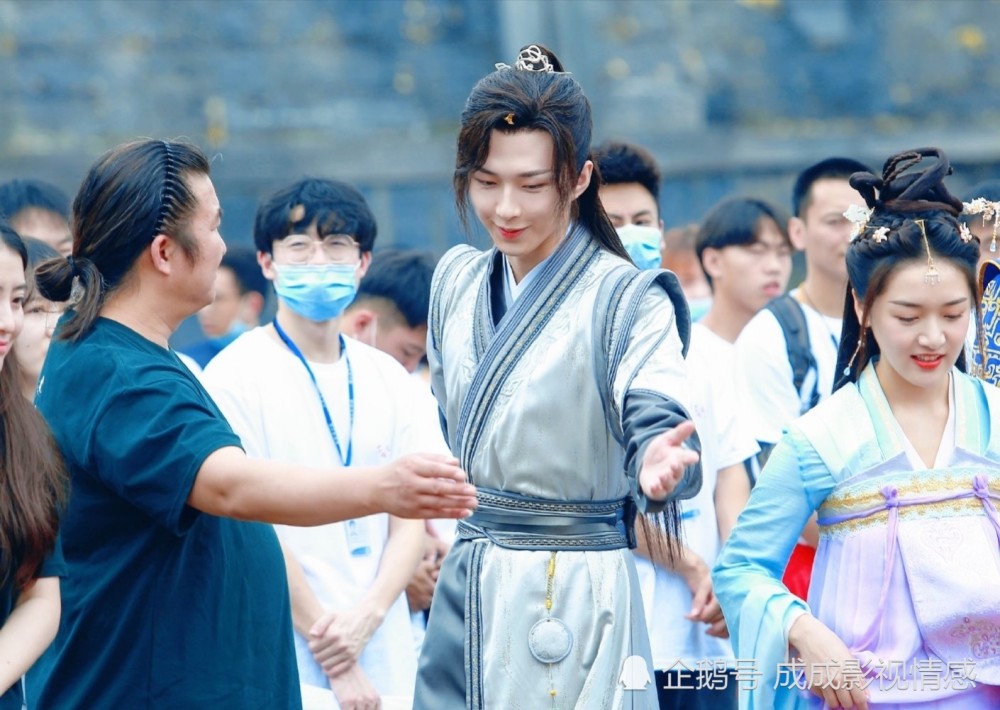凌美仕,李歌洋古装剧《有座香粉宅》开机_腾讯新闻