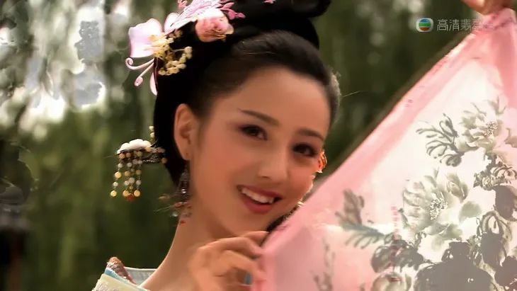 佟丽娅大概是我命中的桃花煞，她的桃花妆我必须学