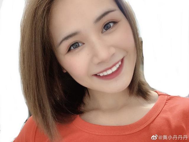 美丽"当年那个在颁奖前哭得梨花带雨的小萝莉也长大了"黄小丹同学