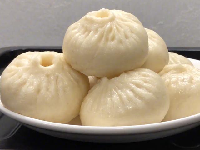 的种类也是越来越多,但是百变不离其宗,最经典的无非就是馒头,包子