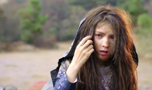 苏矜北周时韫“泥巴吻”来了!谁注意到拎着的高跟鞋?意外暴露脚码