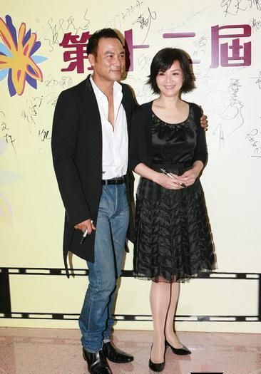 9年前的陈玉莲,利索短发搭白色套装,与刘德华同台仍美