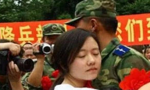 第二位是一位名叫做沙鸥的女生,当时汶川地震来临的时候,她正在一个