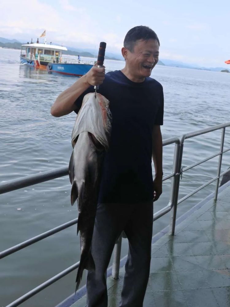 身后,是碧绿的千岛湖水.