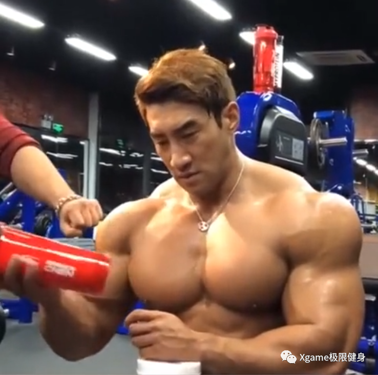 一张图告诉你，黄哲勋在现实中到底有多巨大！