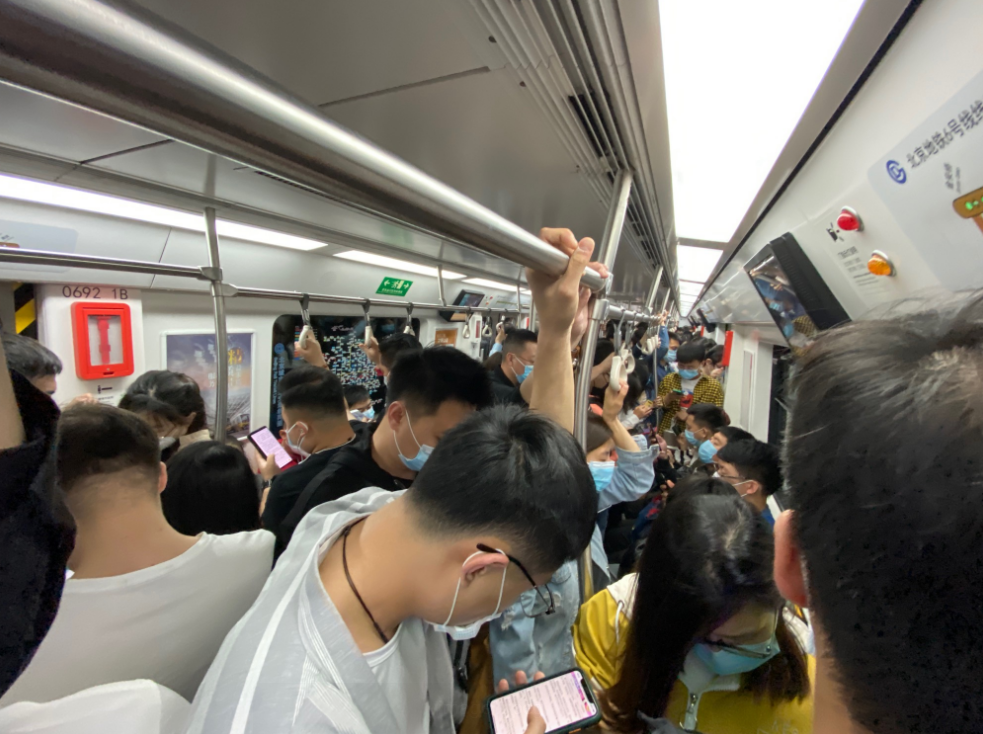 早高峰北京地铁内"前胸贴后背",多条线拥挤度超70%