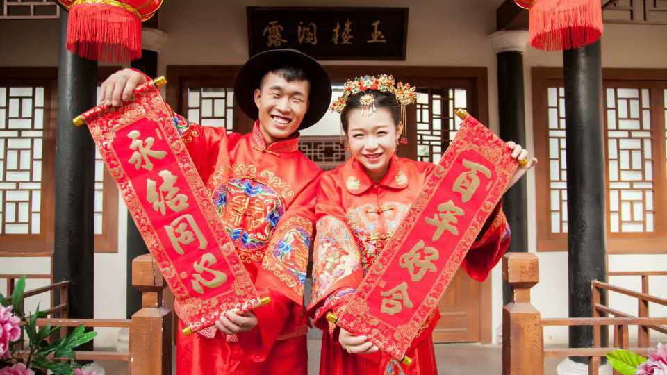 00后美女未婚生子突患血癌男友卖房搭救：孩子不能和我一样单亲