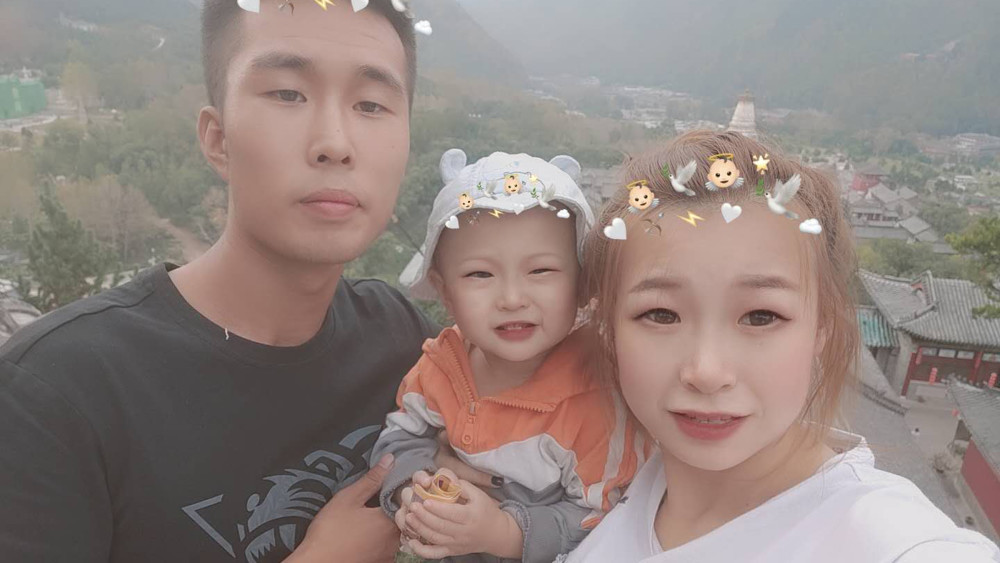 00后美女未婚生子突患血癌男友卖房搭救：孩子不能和我一样单亲