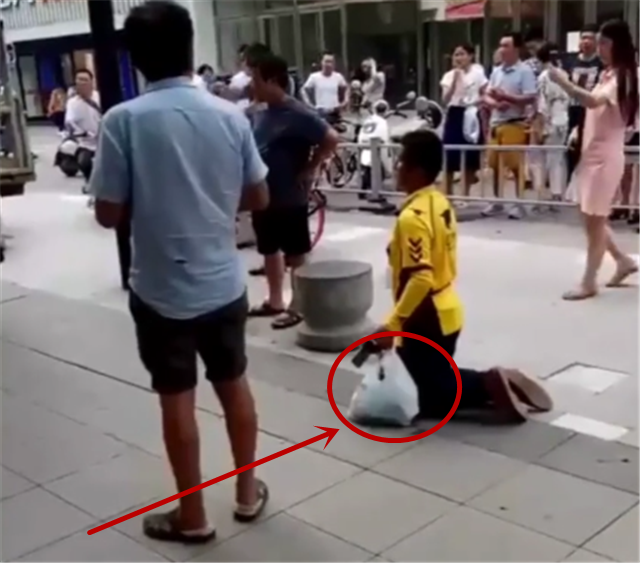 外卖小哥"违停"车被拖走,小哥急眼"跪地"求原谅,众人围观拍照争论不休