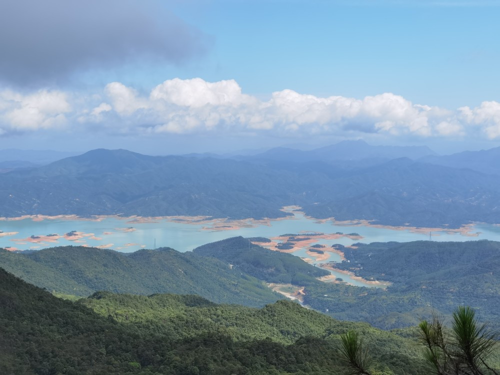 白马山上可以看白盆珠水库全景