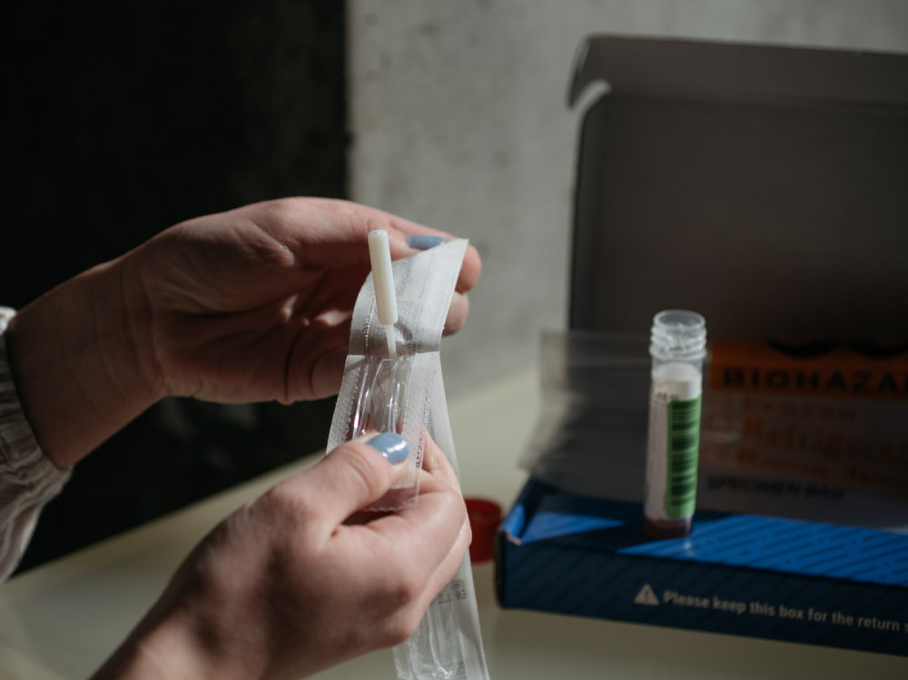 美国FDA紧急批准居家新冠检测的试剂盒，最快3天出结果,美国fda