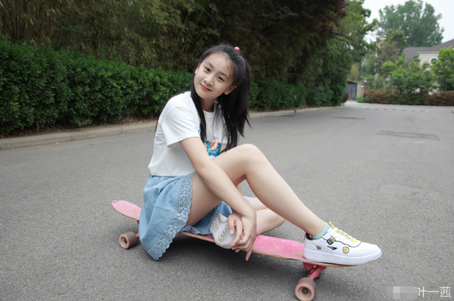 叶一茜晒森碟玩滑板照,12岁森碟肤白貌美大长腿,少女感满满