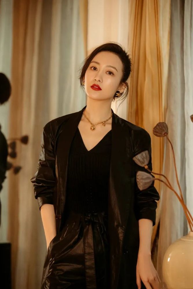 王鸥玩起“御姐风”真娇艳！红唇配皮西装魅力值满点，美得高级