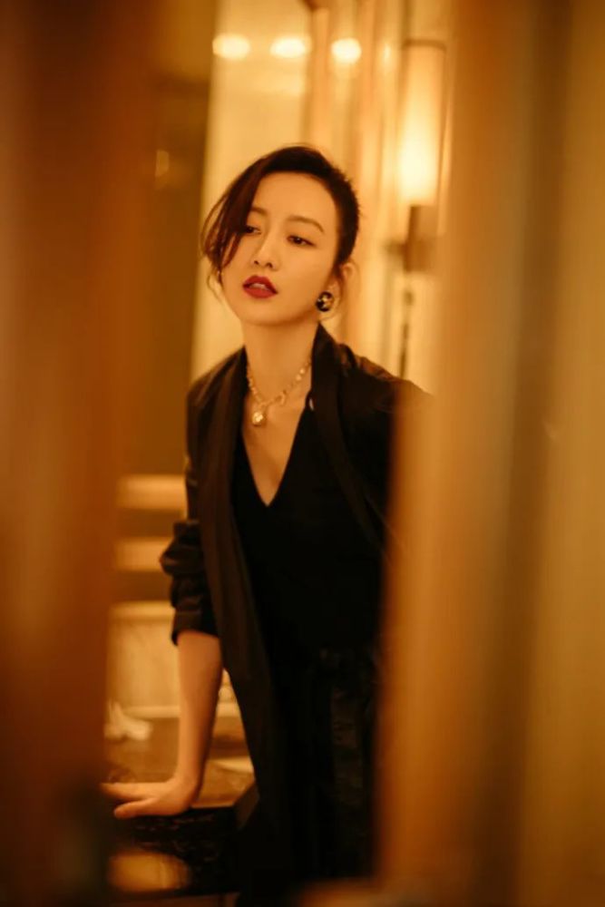 王鸥玩起“御姐风”真娇艳！红唇配皮西装魅力值满点，美得高级