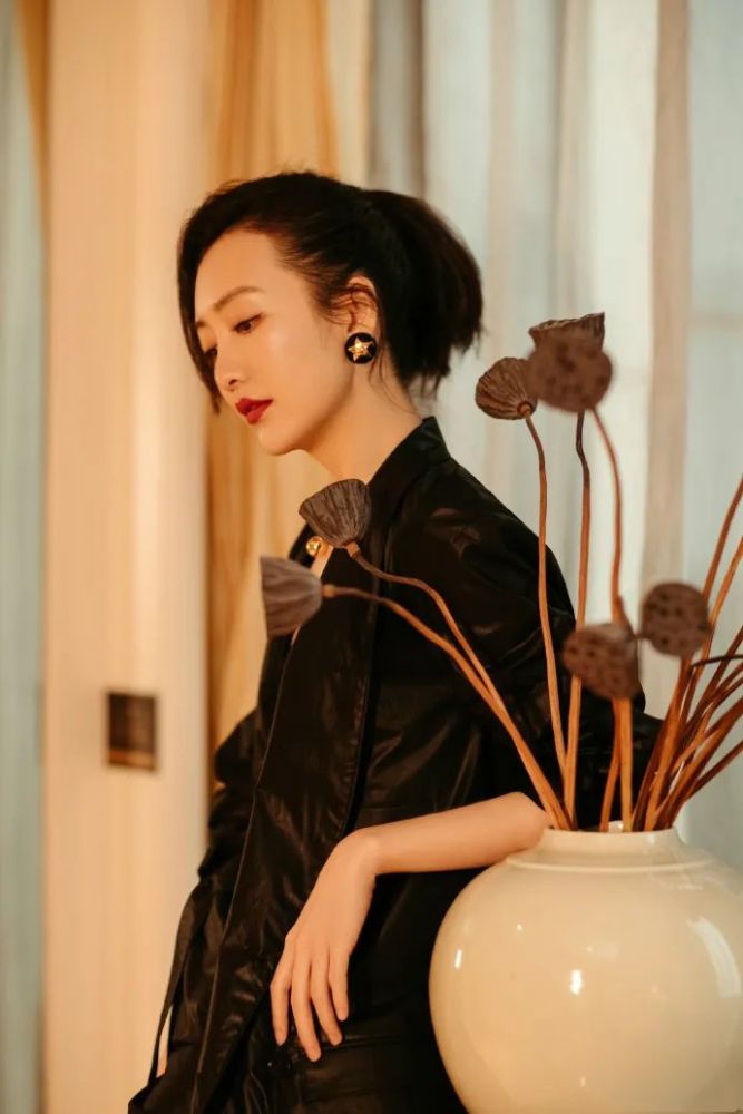 王鸥玩起“御姐风”真娇艳！红唇配皮西装魅力值满点，美得高级
